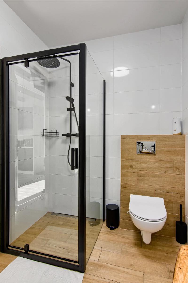 Łazienka z kabiną walk-in i deszczownicą