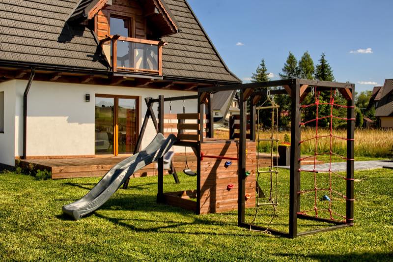 Drewniany plac zabaw dla dzieci przy domkach Korona Gór