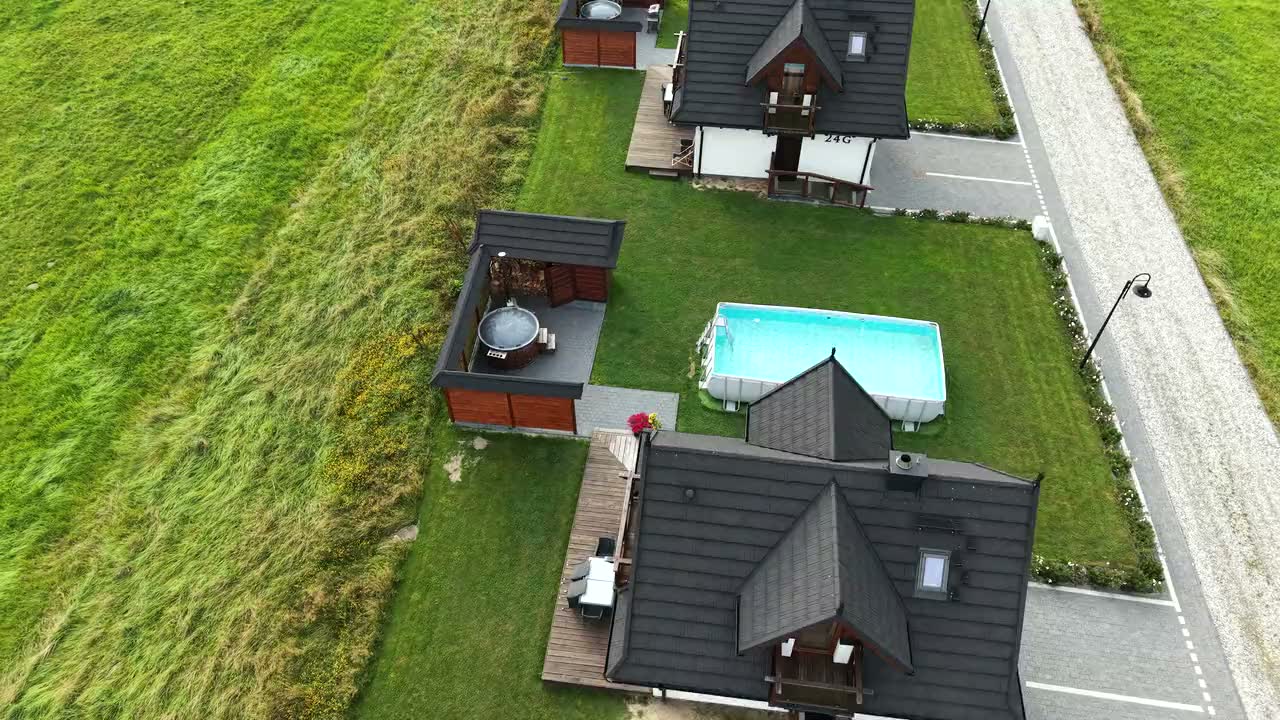 Domek Korona Gór z góry: taras, balia z hydromasażem i basen stelażowy na trawie