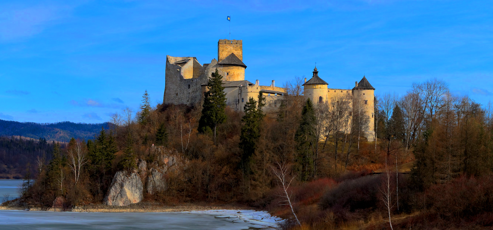 Zamek Dunajec w Niedzicy na skale nad Jeziorem Czorsztyńskim