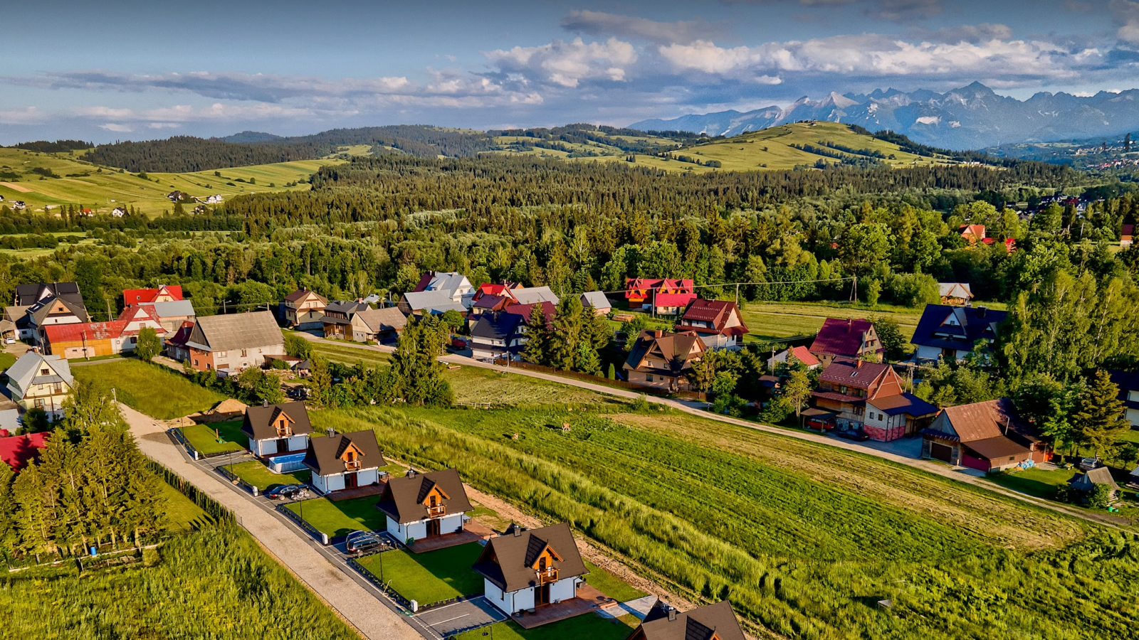 Białka Tatrzańska z lotu ptaka, na horyzoncie Tatry