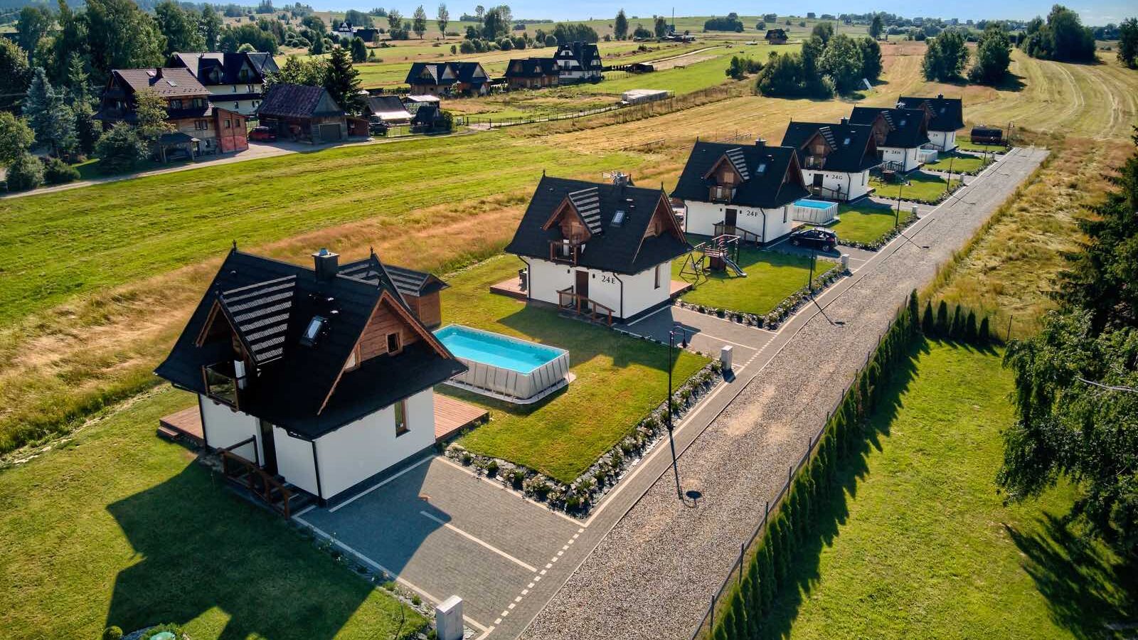 Sześć domków Korona Gór w Białce Tatrzańskiej z lotu ptaka